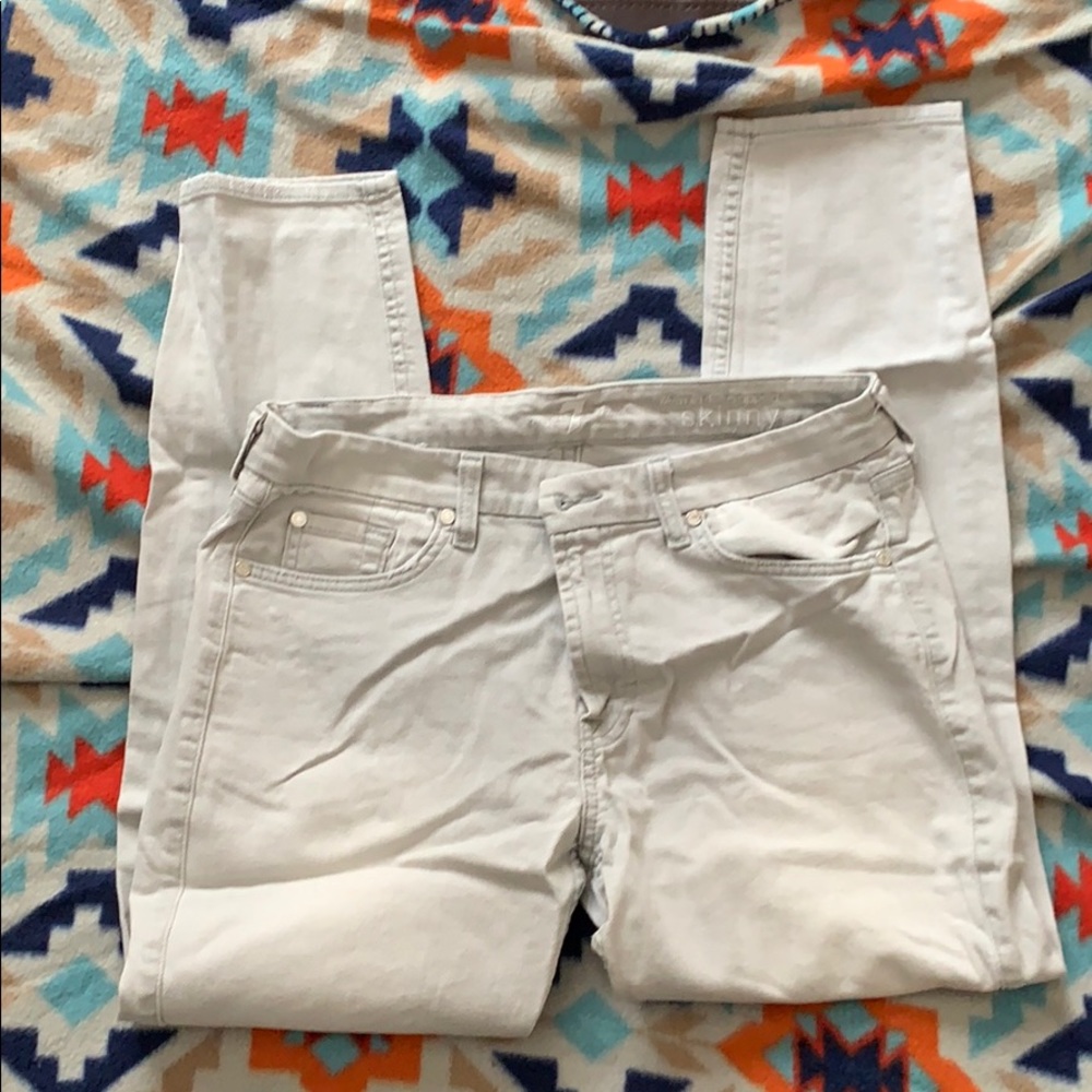 Light gray skinny, cropped jeans.